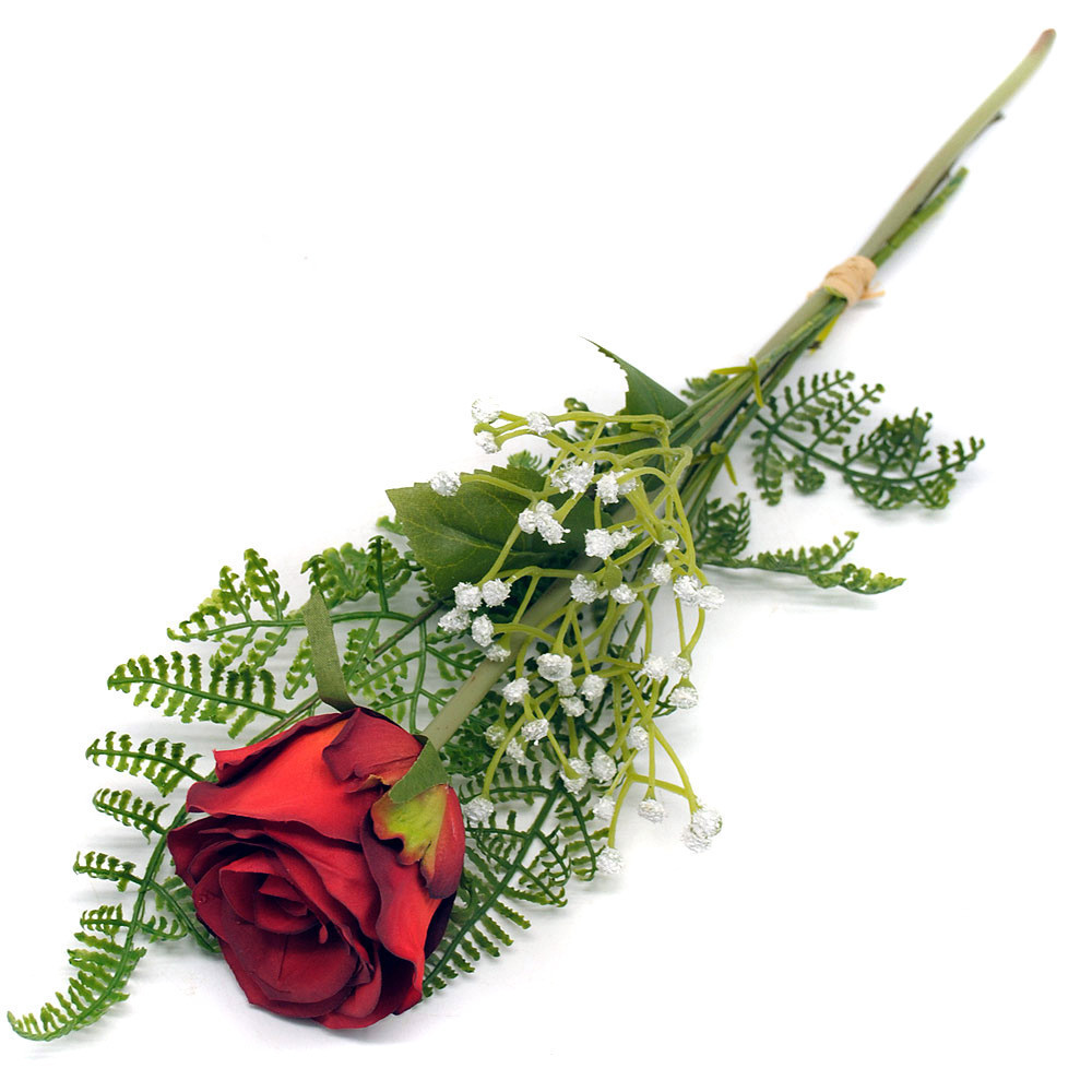 Künstliche Rose gebunden mit Farn und Schleierkraut