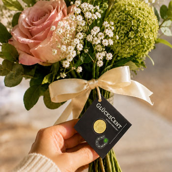Glückscent Geschenkanhänger am Blumenstrauß